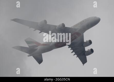 London, Großbritannien. 28. August 2021. A6-EUT Emirates Airbus A380 in einer dicken Wolke über London, nachdem Heathrow auf dem Weg nach Dubai VAE verlassen wurde Stockfoto