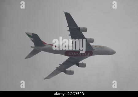 London, Großbritannien. 28. August 2021. A6-EUT Emirates Airbus A380 in einer dicken Wolke über London, nachdem Heathrow auf dem Weg nach Dubai VAE verlassen wurde Stockfoto