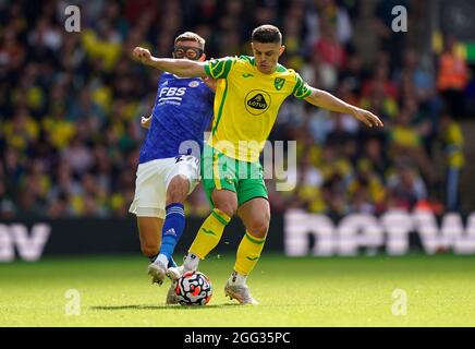 Milot Rashica (rechts) von Norwich City und Timothy Castagne von Leicester City kämpfen während des Premier League-Spiels in der Carrow Road, Norwich, um den Ball. Bilddatum: Samstag, 28. August 2021. Stockfoto