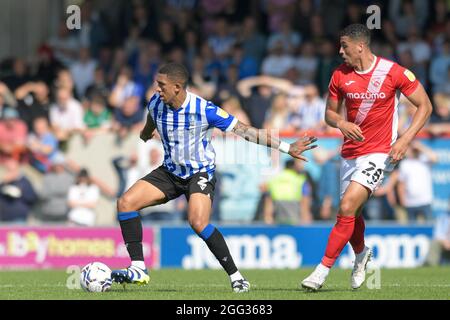 Morecambe, Großbritannien. August 2021. Liam Palmer #2 von Sheffield Wednesday schützt den Ball in Morecambe, Vereinigtes Königreich am 8/28/2021. (Foto von Simon Whitehead/News Images/Sipa USA) Quelle: SIPA USA/Alamy Live News Stockfoto