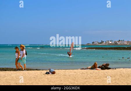 Touristen am Strand von Corralejo auf Fuerteventura, eine der Kanarischen Inseln Stockfoto