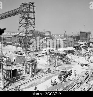 1958, historisch, ein Blick auf die Baustelle des riesigen Stahlprojekts, in Durgapur, Indien, das größte Industrieunternehmen des Landes nach der Unabhängigkeit von Großbritannien und eine Erklärung des Wunsches Indiens zu modernisieren. Stockfoto