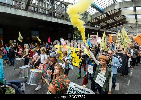 London, Großbritannien. 28. August 2021. Klimaaktivisten von Extinction Rebellion beginnen einen Tierrechtsmarsch am Smithfield Market. Die Veranstaltung ist Teil des zweiwöchigen Protestes ‘Unmögliche Rebellion’, um „die Ursache der Klima- und Umweltkrise anzuvisieren“. Kredit: Stephen Chung / Alamy Live Nachrichten Stockfoto