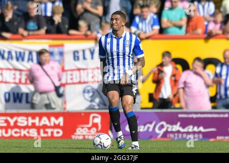 Morecambe, Großbritannien. August 2021. Liam Palmer #2 von Sheffield Mittwoch mit dem Ball in Morecambe, Vereinigtes Königreich am 8/28/2021. (Foto von Simon Whitehead/News Images/Sipa USA) Quelle: SIPA USA/Alamy Live News Stockfoto