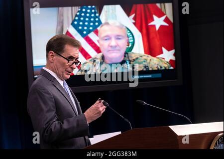 Der Pressesprecher des US-amerikanischen Verteidigungsministers John F. Kirby und der General des Marine Corps, Kenneth F. McKenzie Jr., Kommandant des US-Zentralkommandos (virtuelle Teilnahme), berichten im Rahmen des Briefing Room des US-amerikanischen Verteidigungsministers, Washington, D.C., am 26. August 2021 über die Medien. (DoD-Foto von Lisa Ferdinando) Stockfoto