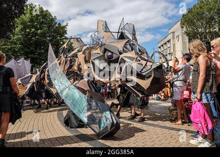 Die Hatchling am Place De Brest im Stadtzentrum von Plymouth kurz nach dem Schlupf. Für den Jubilee Pageant im Juni 2022 Stockfoto