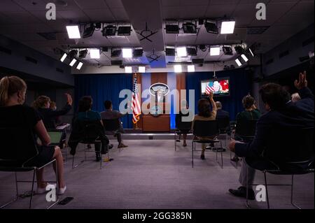 Der Pressesprecher des US-amerikanischen Verteidigungsministers John F. Kirby und der General des Marine Corps, Kenneth F. McKenzie Jr., Kommandant des US-Zentralkommandos (virtuelle Teilnahme), berichten im Rahmen des Briefing Room des US-amerikanischen Verteidigungsministers, Washington, D.C., am 26. August 2021 über die Medien. (DoD-Foto von Lisa Ferdinando) Stockfoto