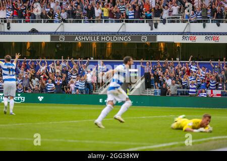 LONDON, GROSSBRITANNIEN. 28. AUGUST QPR-Fans feiern das Tor von Lyndon Dykes beim Sky Bet Championship-Spiel zwischen den Queens Park Rangers und Coventry City im Kiyan Prince Foundation Stadium, London am Samstag, 28. August 2021. (Kredit: Ian Randall | MI News) Kredit: MI News & Sport /Alamy Live News Stockfoto