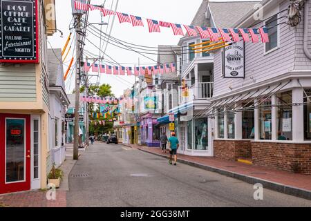 Provincetown, Massachusetts, USA - 30. Juli 2020: Straßenszene in Provincetown, MA am Cape Cod im historischen Touristenviertel mit Menschen sichtbar. Stockfoto