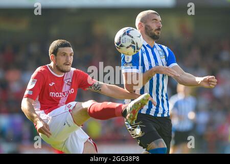 Morecambe, Großbritannien. August 2021. Callum Pherson #13 von Sheffield Mittwoch Herausforderungen für den Ball in Morecambe, Vereinigtes Königreich am 8/28/2021. (Foto von Simon Whitehead/News Images/Sipa USA) Quelle: SIPA USA/Alamy Live News Stockfoto