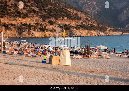 FETHIYE, MUGLA, TÜRKEI - 21. August 2021: Oludeniz Beach auf Fethiye. Sehr schönes touristisches Ziel. Oludeniz - Fethiye, Mugla, Türkei. Stockfoto