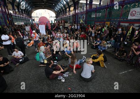 Mitglieder des Extinction Rebellion während eines Protestes am Smithfield Market im Zentrum von London. Bilddatum: Samstag, 28. August 2021. Stockfoto