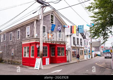 Provincetown, Massachusetts, USA - 30. Juli 2020: Straßenszene in Provincetown, MA am Cape Cod im historischen Touristenviertel mit Menschen sichtbar. Stockfoto