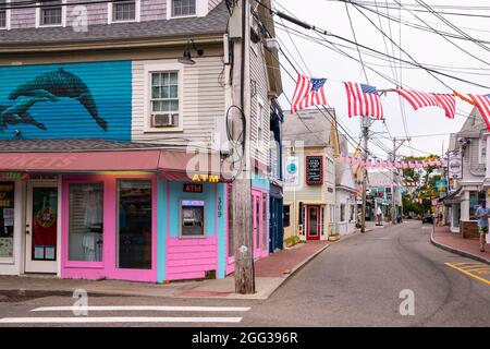 Provincetown, Massachusetts, USA - 30. Juli 2020: Straßenszene in Provincetown, MA am Cape Cod im historischen Touristenviertel mit Menschen sichtbar. Stockfoto