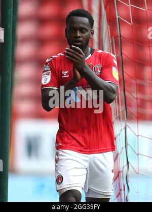 Charlton Athletic's Diallang Jaiyesimi applaudiert die Fans, nachdem sie während des Sky Bet League One-Spiels im Londoner Valley ersetzt wurden. Bilddatum: Samstag, 28. August 2021. Stockfoto