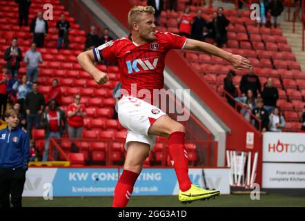 Charlton Athletic feiert Jayden Stockley nach dem letzten Pfiff während des Sky Bet League One-Spiels im Londoner Valley. Bilddatum: Samstag, 28. August 2021. Stockfoto