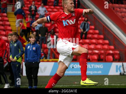 Charlton Athletic feiert Jayden Stockley nach dem letzten Pfiff während des Sky Bet League One-Spiels im Londoner Valley. Bilddatum: Samstag, 28. August 2021. Stockfoto