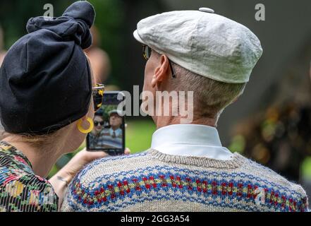 Melton Mowbrey Leicestershire 28. August 2021: Fans der vierziger Jahre aus dem ganzen Land, die in für die Kriegszeit typischen Kleidern gekleidet sind, stellen dar, wie das Leben während der dunklen Tage des Zweiten Weltkriegs war. Zweiter Weltkrieg Spitfire-Flipper aus der Schlacht von Britain Memorial Flight. : Clifford Norton Alamy Stockfoto