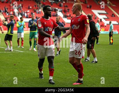 Charlton Athletic's Diallang Jaiyesimi (links) und Ben Watson feiern nach dem letzten Pfiff während des Sky Bet League One-Spiels im Londoner Valley. Bilddatum: Samstag, 28. August 2021. Stockfoto