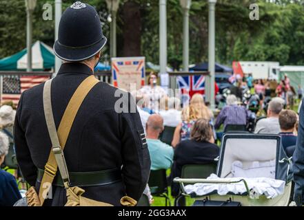 Melton Mowbrey Leicestershire 28. August 2021: Fans der vierziger Jahre aus dem ganzen Land, die in für die Kriegszeit typischen Kleidern gekleidet sind, stellen dar, wie das Leben während der dunklen Tage des Zweiten Weltkriegs war. Zweiter Weltkrieg Spitfire-Flipper aus der Schlacht von Britain Memorial Flight. : Clifford Norton Alamy Stockfoto