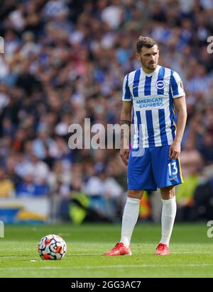 Pascal Gross von Brighton und Hove Albion tritt beim Premier League-Spiel im Amex Stadium, Brighton, einen Freistoß ein. Bilddatum: Samstag, 28. August 2021. Stockfoto