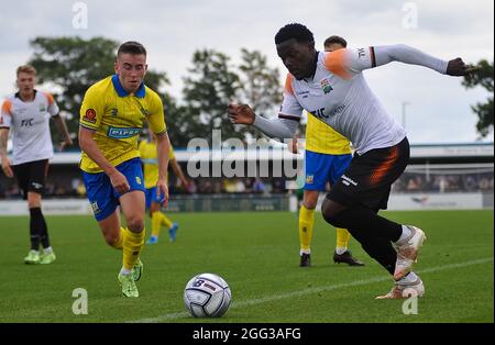 Solihull, Großbritannien. August 2021. 2nd Half Barnet im Angriff während des Spiels der Vanarama National League zwischen Solihull Moors & Barnett im SportNation.bet Stadium in Solihull, England Credit: SPP Sport Press Photo. /Alamy Live News Stockfoto