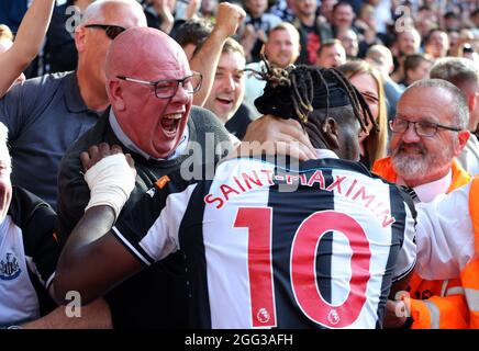 ALLAN SAINT-MAXIMIN FEIERT MIT SEINEN FANS DAS SPÄTE TOR, NEWCASTLE UNITED FC V SOUTHAMPTON FC, 2021 Stockfoto