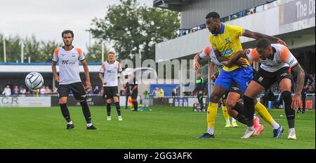 Solihull, Großbritannien. August 2021. 2nd Half Barnet im Angriff während des Spiels der Vanarama National League zwischen Solihull Moors & Barnett im SportNation.bet Stadium in Solihull, England Credit: SPP Sport Press Photo. /Alamy Live News Stockfoto