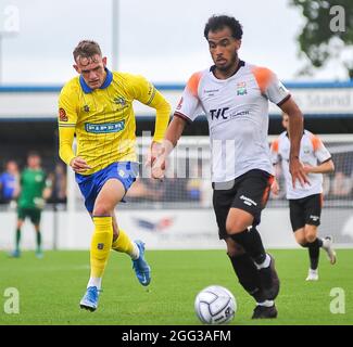 Solihull, Großbritannien. August 2021. 2nd Half Barnet im Angriff während des Spiels der Vanarama National League zwischen Solihull Moors & Barnett im SportNation.bet Stadium in Solihull, England Credit: SPP Sport Press Photo. /Alamy Live News Stockfoto