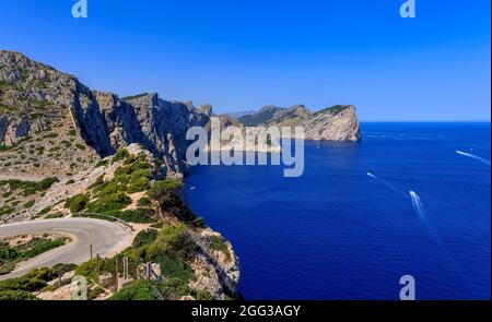 MALLORCA, SPANIEN - JULI 23: (ANMERKUNG DER REDAKTION: Für dieses Bild wurde ein Polarisationsfilter verwendet.) Die Bucht von Punta d’en Tomas ist vom Kap Formentor am 23. Juli 2021 auf Mallorca, Spanien, zu sehen. Stockfoto