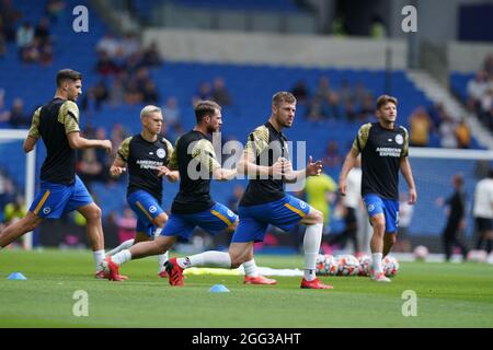 Die Spieler von Brighton und Hove Albion wärmen sich vor dem Premier League-Spiel im Amex Stadium in Brighton auf. Bilddatum: Samstag, 28. August 2021. Stockfoto