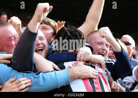 ALLAN SAINT-MAXIMIN FEIERT MIT SEINEN FANS DAS SPÄTE TOR, NEWCASTLE UNITED FC V SOUTHAMPTON FC, 2021 Stockfoto