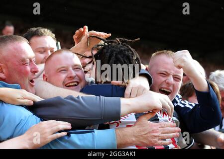 ALLAN SAINT-MAXIMIN FEIERT MIT SEINEN FANS DAS SPÄTE TOR, NEWCASTLE UNITED FC V SOUTHAMPTON FC, 2021 Stockfoto