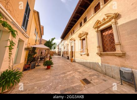 ALCUDIA, SPANIEN - JULI 24: (HINWEIS DER REDAKTION: Das Bild ist ein digitales [High Dynamic Range] Composite.) Die Straße Carrer Albellons ist in der Altstadt am 24. Juli 2021 in Alcudia, Spanien, zu sehen. Stockfoto