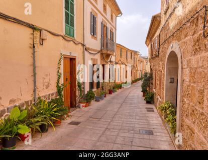 ALCUDIA, SPANIEN - JULI 24: (HINWEIS DER REDAKTION: Das Bild ist ein digitales [High Dynamic Range] Composite.) Die Straße Carrer de la Roca ist in der Altstadt am 24. Juli 2021 in Alcudia, Spanien, zu sehen. Stockfoto