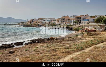 CAN PICAFORT, SPANIEN - JULI 25: (HINWEIS DER REDAKTION: Das Bild ist ein digitales [High Dynamic Range] Composite.) Gesamtansicht des Strandes am 25. Juli 2021 in Can Picafort, Spanien. Stockfoto