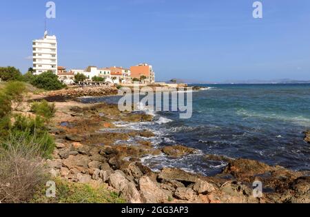 CAN PICAFORT, SPANIEN - 25. JULI: Allgemeiner Blick auf den Strand am 25. Juli 2021 in Can Picafort, Spanien. Stockfoto