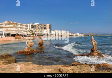 CAN PICAFORT, SPANIEN - 25. JULI: Die Skulpturen von Joan Bennassar sind am 25. Juli 2021 am Strand in Can Picafort, Spanien, zu sehen. Stockfoto