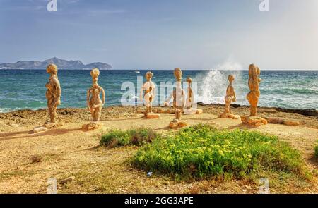 CAN PICAFORT, SPANIEN - JULI 25: (HINWEIS DER REDAKTION: Das Bild ist ein digitales [High Dynamic Range] Composite.) Die Skulpturen von Joan Bennassar sind am Strand am 25. Juli 2021 in Can Picafort, Spanien, zu sehen. Stockfoto