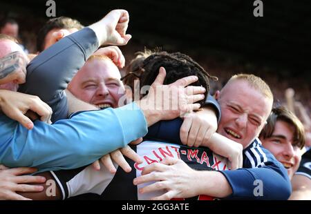 ALLAN SAINT-MAXIMIN FEIERT MIT SEINEN FANS DAS SPÄTE TOR, NEWCASTLE UNITED FC V SOUTHAMPTON FC, 2021 Stockfoto