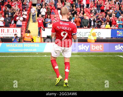 Charlton Athletic's Jayden Stockley feiert die Fans nach dem letzten Pfiff während des Sky Bet League One-Spiels im Londoner Valley. Bilddatum: Samstag, 28. August 2021. Stockfoto