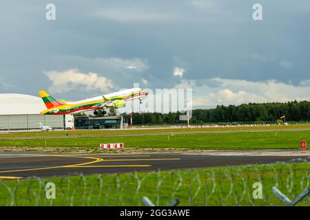 Riga, Lettland - 19. August 2021: AirBaltic Airbus A220-300 YL-CSK in den Farben der litauischen Flagge starten vom RIX-Flughafen Stockfoto