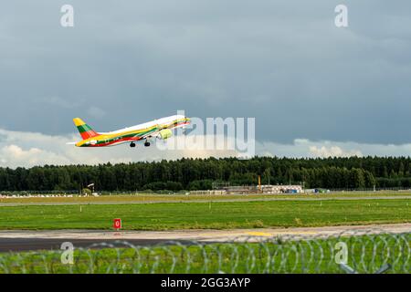 Riga, Lettland - 19. August 2021: AirBaltic Airbus A220-300 YL-CSK in den Farben der litauischen Flagge starten vom RIX-Flughafen Stockfoto