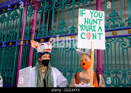 LONDON - 28. AUGUST 2021: Demonstranten des Tieraufstandes am Nationalen Tierrechtsmarsch in London. Stockfoto