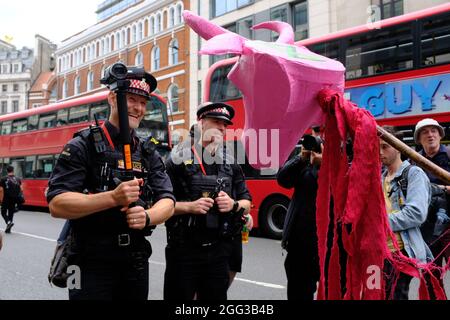 LONDON - 28. AUGUST 2021: Demonstranten des Tieraufstandes am Nationalen Tierrechtsmarsch in London. Stockfoto