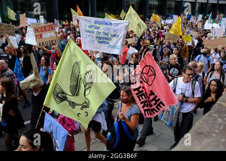 LONDON - 28. AUGUST 2021: Demonstranten des Tieraufstandes am Nationalen Tierrechtsmarsch in London. Stockfoto