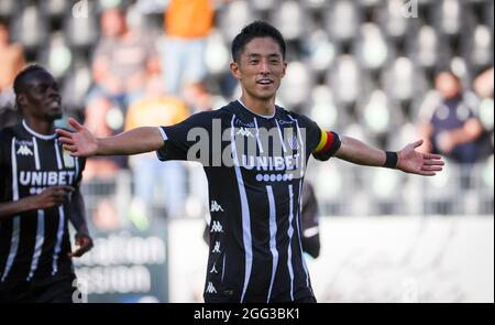 Ryota Morioka von Charleroi feiert am Samstag, den 28. August 2021 in Charl, nach einem Fußballspiel zwischen Sporting Charleroi und Beerkot VA Stockfoto