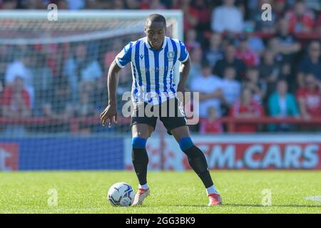 Morecambe, Großbritannien. August 2021. Dennis Adeniran #8 von Sheffield Mittwoch mit dem Ball in Morecambe, Vereinigtes Königreich am 8/28/2021. (Foto von Simon Whitehead/News Images/Sipa USA) Quelle: SIPA USA/Alamy Live News Stockfoto