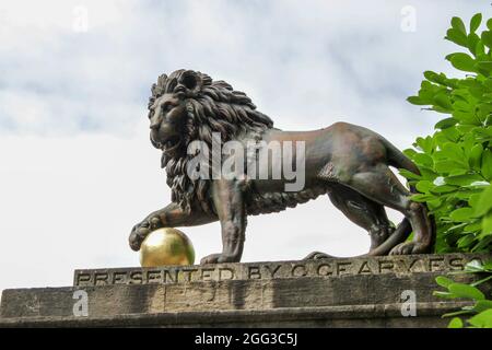 BATH, VEREINIGTES KÖNIGREICH - 08. Aug 2012: Eine bronzene Löwenskulptur am Eingang zum Royal Victoria Park in Bath, Vereinigtes Königreich Stockfoto