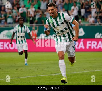 BUDAPEST, UNGARN - 4. AUGUST: Ihor Kharatin von Ferencvarosi TC feiert sein Tor während des UEFA Champions League-Spiels der dritten Qualifikationsrunde der 1. Etappe zwischen Ferencvarosi TC und SK Slavia Praha am 4. August 2021 im Ferencvaros-Stadion in Budapest, Ungarn. Stockfoto